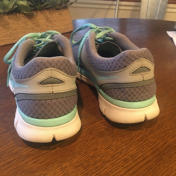 Woman’s Nike’s - Picture 4 of 8